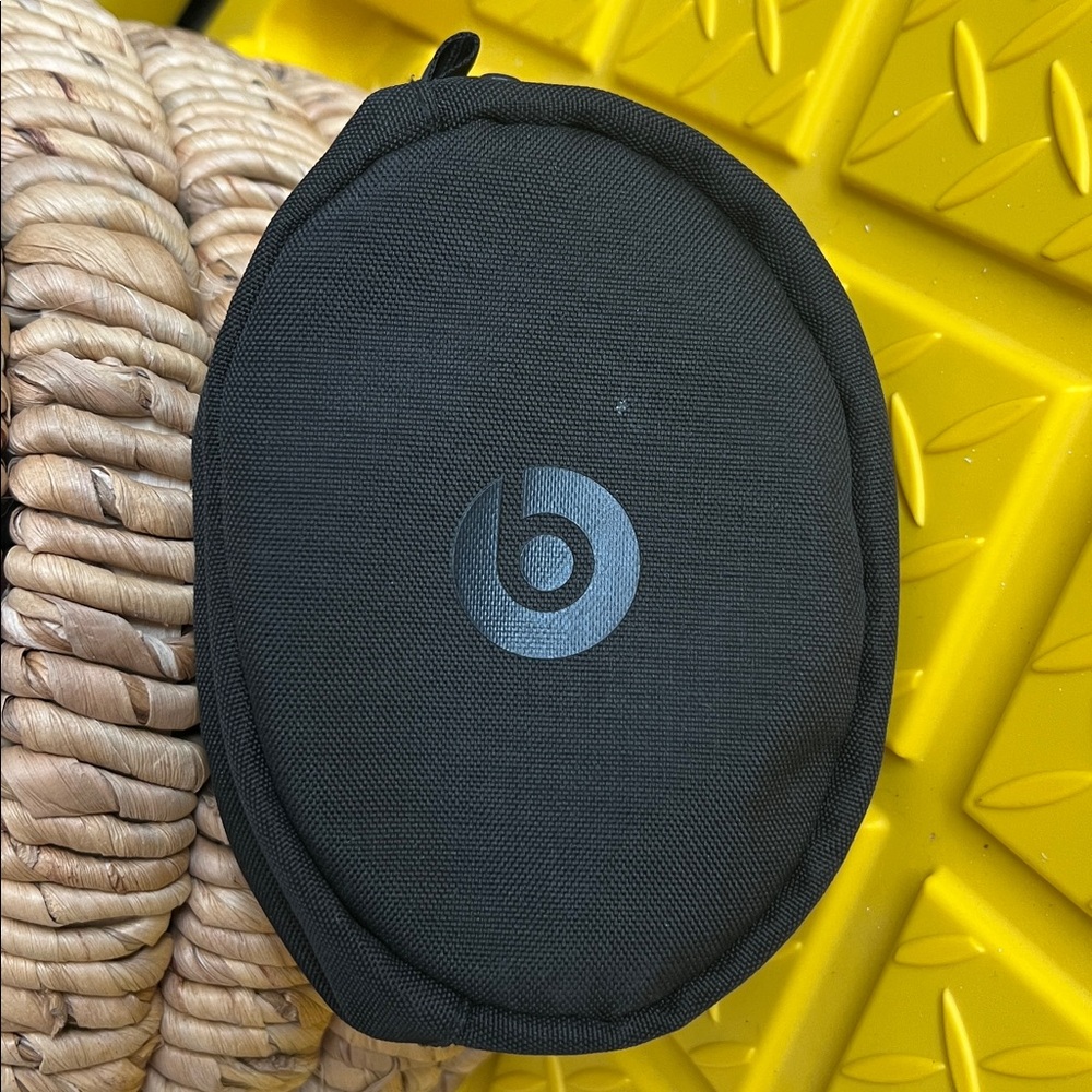 Beats by Dr. Dre Soft Padded Headphone Case Preowned